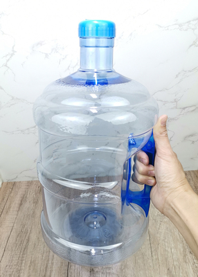 Бутылки с водой PLA 7.5L БЮСТГАЛЬТЕРА свободные с ручкой Анти--выскальзывания для йоги спортзала фитнеса